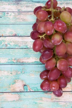 Bir sürü kırmızı üzüm.