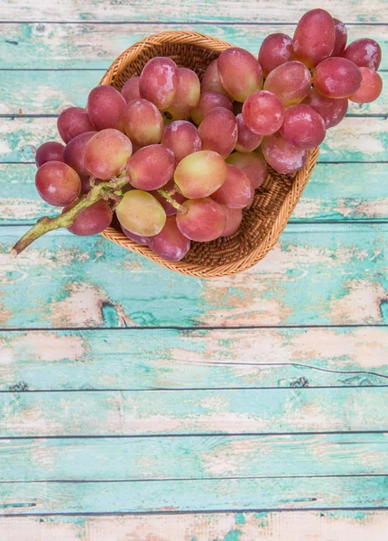 Eine Traube roter Trauben — Stockfoto