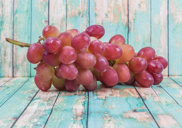 Eine Traube Roter Trauben Vor Hölzernem Hintergrund — Stockfoto