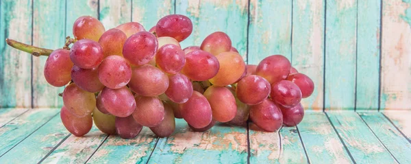 Eine Traube roter Trauben — Stockfoto