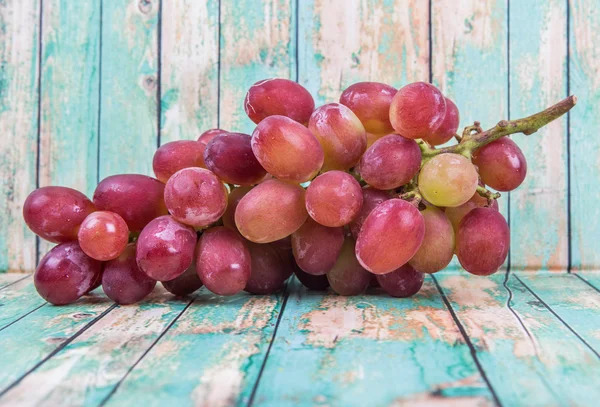 Kilka Czerwonych Winogron Drewniane Tła — Zdjęcie stockowe