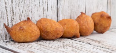 Derin kızarmış muz topları