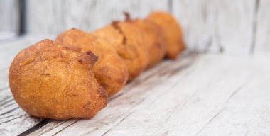 Derin kızarmış muz topları