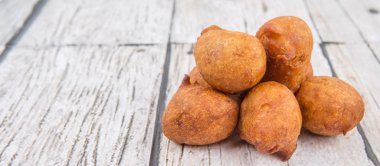 Derin kızarmış muz topları