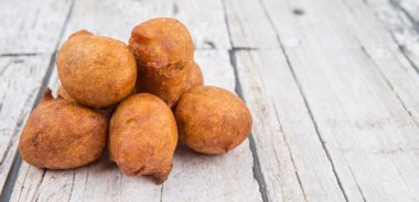 Derin kızarmış muz topları