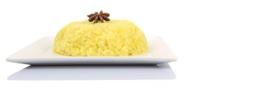 Malezya beyaz arka plan üzerinde beyaz bir tabak içinde sarı yapışkan pirinç çanağı