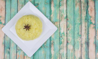 Malezya çanağı sarı yapışkan pirinç beyaz tabakta ahşap ba