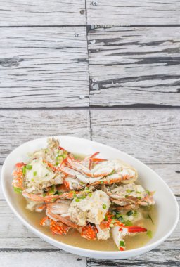 Malezya çanak açık yengeç çorbası ahşap arka plan üzerinde beyaz bir kase