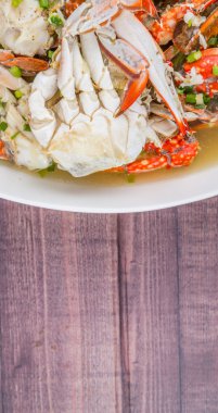 Malezya çanak açık yengeç çorbası ahşap arka plan üzerinde beyaz bir kase