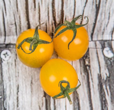 Sarı kiraz domates