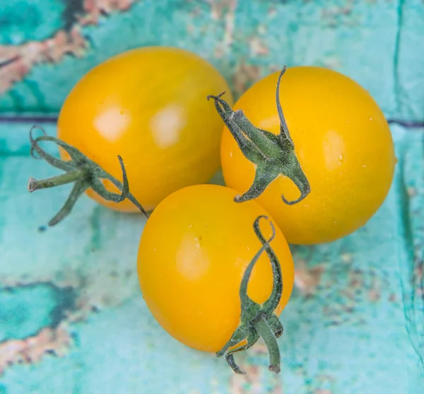 Желтый помидор черри — стоковое фото