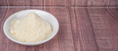 Beyaz kasede rendelenmiş peynir