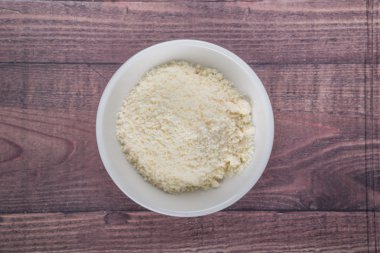 Beyaz kasede rendelenmiş peynir