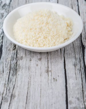 Beyaz kasede rendelenmiş peynir