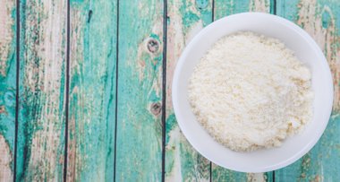 Beyaz kasede rendelenmiş peynir