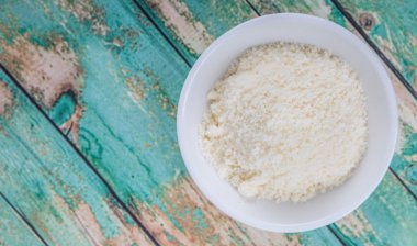 Beyaz kasede rendelenmiş peynir