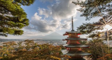 Kırmızı Pagoda ve Japonya Fuji Dağı