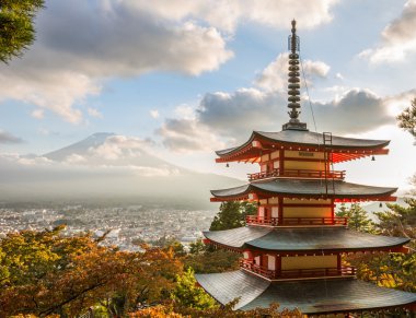 Kırmızı Pagoda ve Japonya Fuji Dağı
