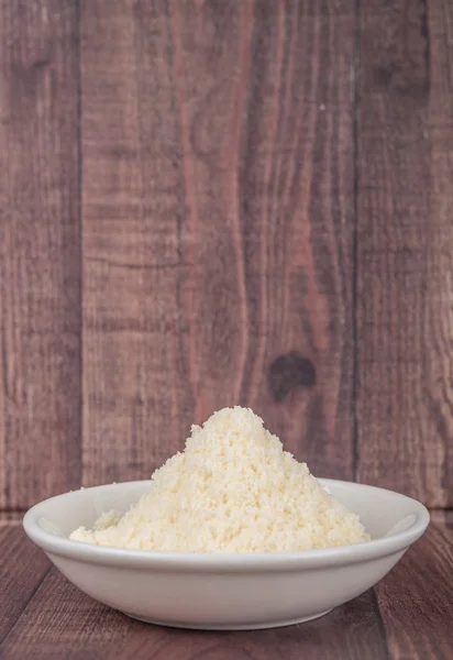 Тертый сыр в белой миске — стоковое фото