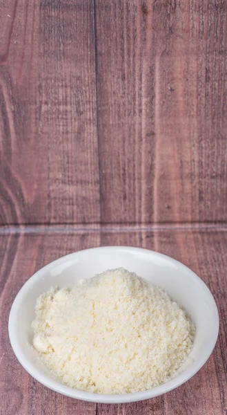 Brânză Rasă Castron Alb Fundal Din Lemn — Fotografie, imagine de stoc