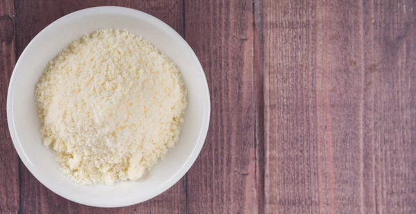 Queso rallado en tazón blanco —  Fotos de Stock