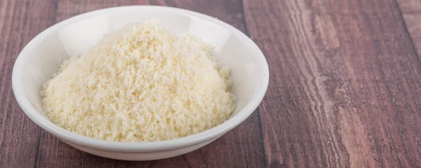 Queso Rallado Tazón Blanco Sobre Fondo Madera — Foto de Stock