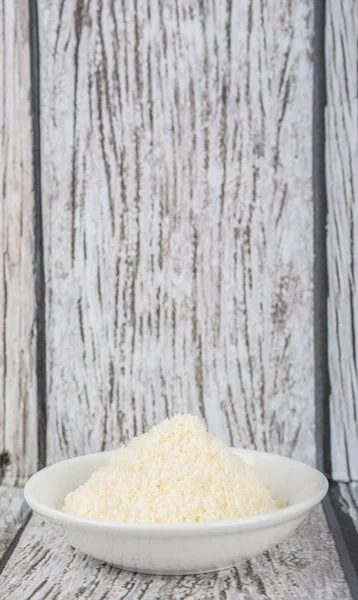 Reszelt sajt fehér tálban — Stock Fotó