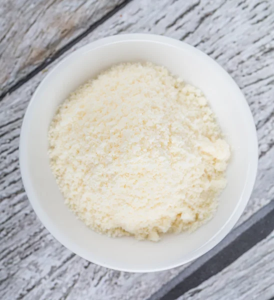 Fromage Râpé Dans Bol Blanc Sur Fond Bois — Photo