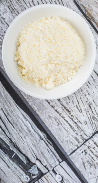 Brânză rasă în castron alb — Fotografie, imagine de stoc