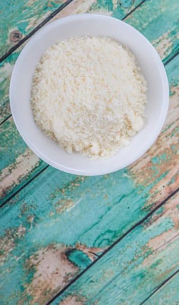 Brânză Rasă Castron Alb Fundal Din Lemn — Fotografie, imagine de stoc