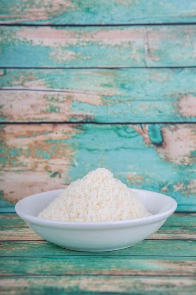 Queso rallado en tazón blanco —  Fotos de Stock