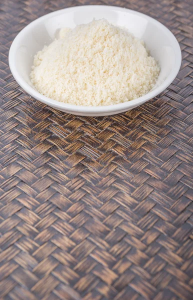 흰 그릇에 구운 치즈 — 스톡 사진