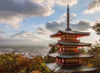 Kırmızı Pagoda ve Japonya Fuji Dağı