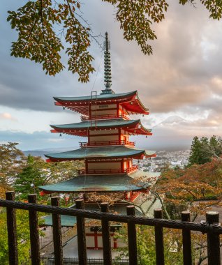 Kırmızı Pagoda ve Japonya Fuji Dağı