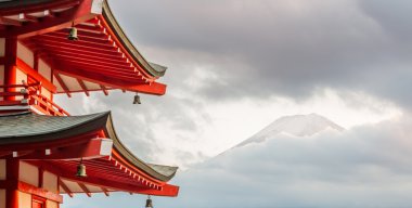 Kırmızı Pagoda ve Japonya Fuji Dağı