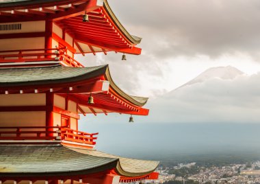 Kırmızı Pagoda ve Japonya Fuji Dağı