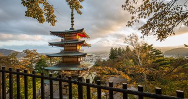 Kırmızı Pagoda ve Japonya Fuji Dağı