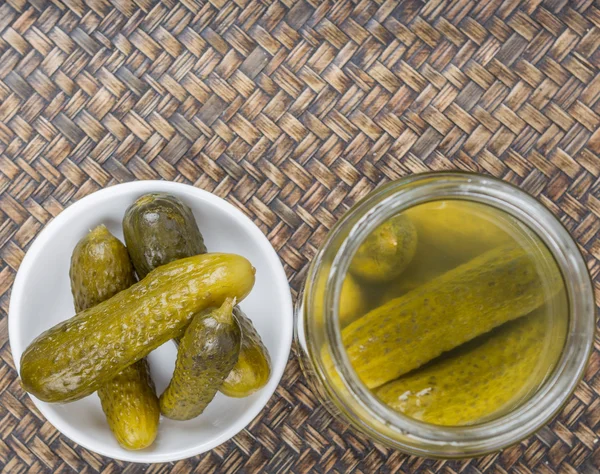 Dill pickles i vit skål — Stockfoto