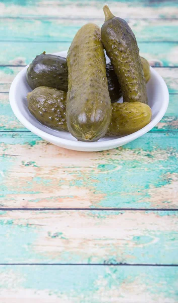 Dille pickles in witte kom — Stockfoto