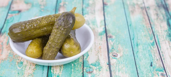 Dille pickles in witte kom — Stockfoto