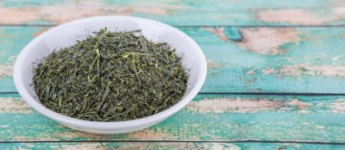 Kurumuş yeşil çay yaprakları