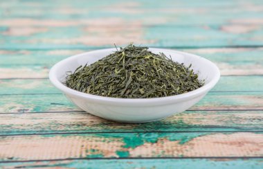 Kurumuş yeşil çay yaprakları