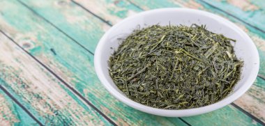 Kurumuş yeşil çay yaprakları