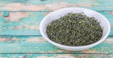 Kurumuş yeşil çay yaprakları