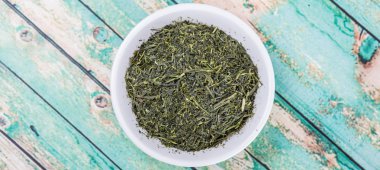 Kurumuş yeşil çay yaprakları