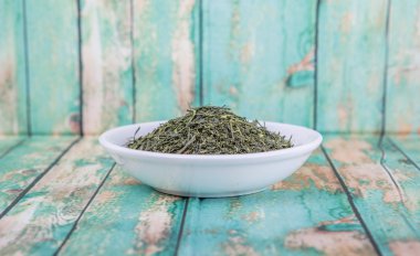 Kurumuş yeşil çay yaprakları