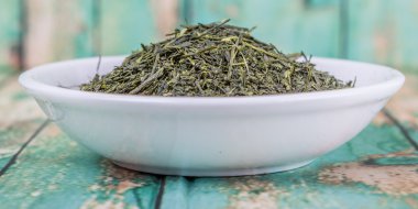 Kurumuş yeşil çay yaprakları