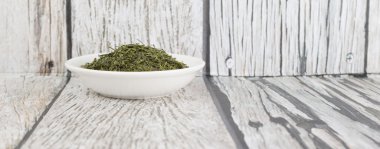 Kurumuş yeşil çay yaprakları