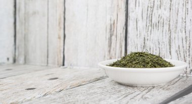 Kurumuş yeşil çay yaprakları