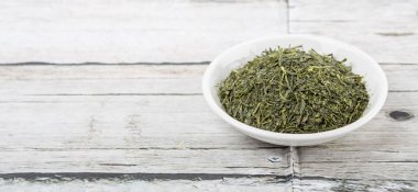 Kurumuş yeşil çay yaprakları